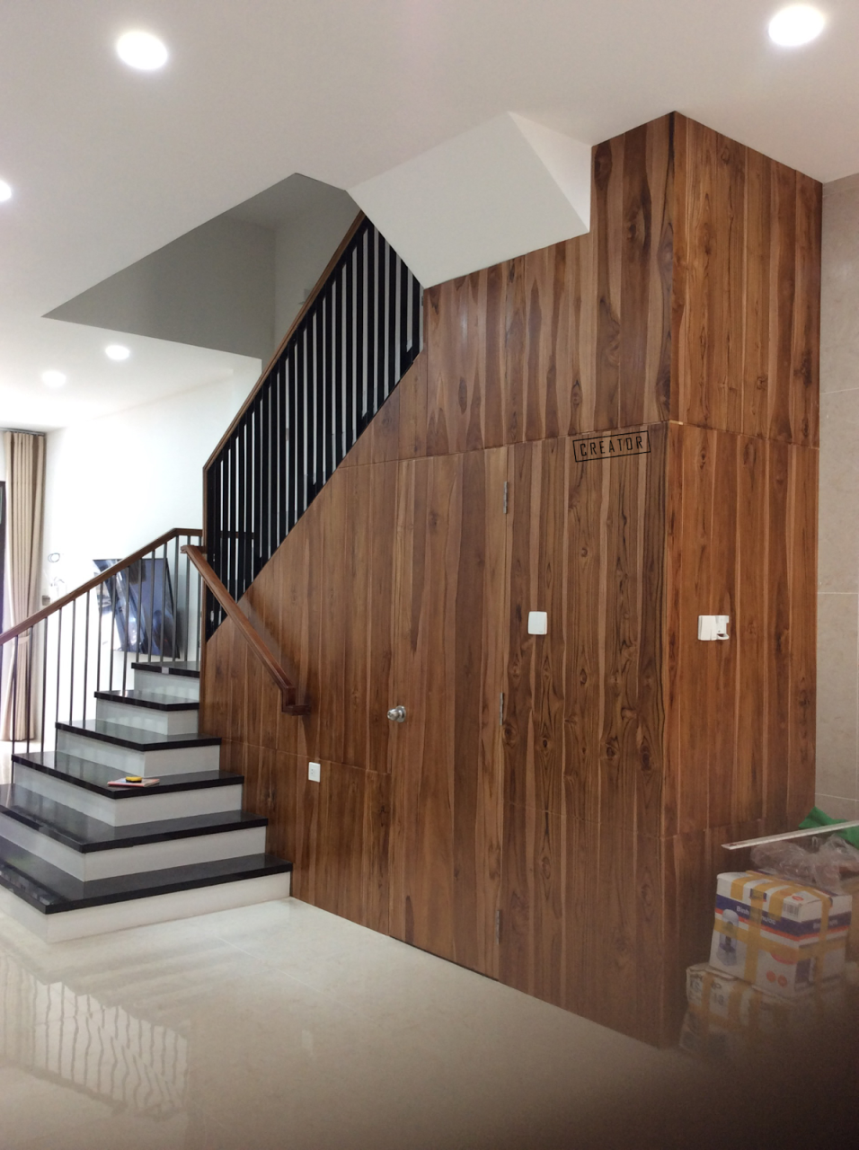 Mẫu ốp tủ gỗ dưới cầu thang tận dụng tối đa không gian